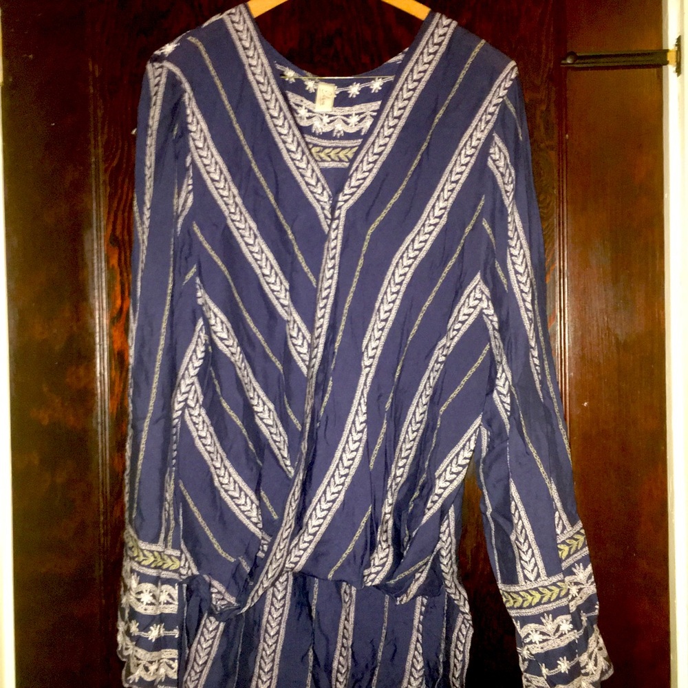 Wide sleeved, uneven hemmed shirt.